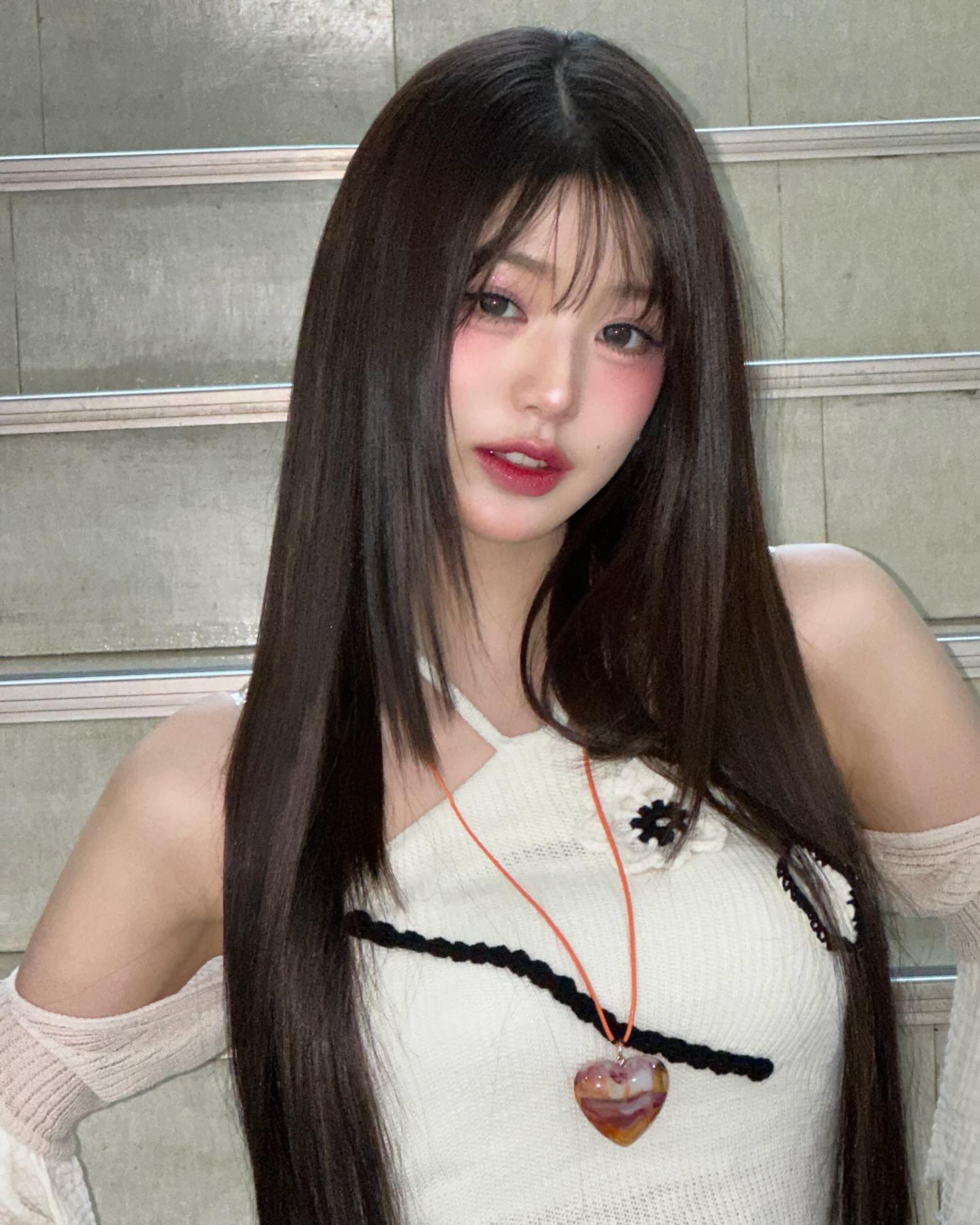 화이트 골지 홀터넥 한쪽 팔을 든 장원영 겨드랑이 개미허리 배꼽