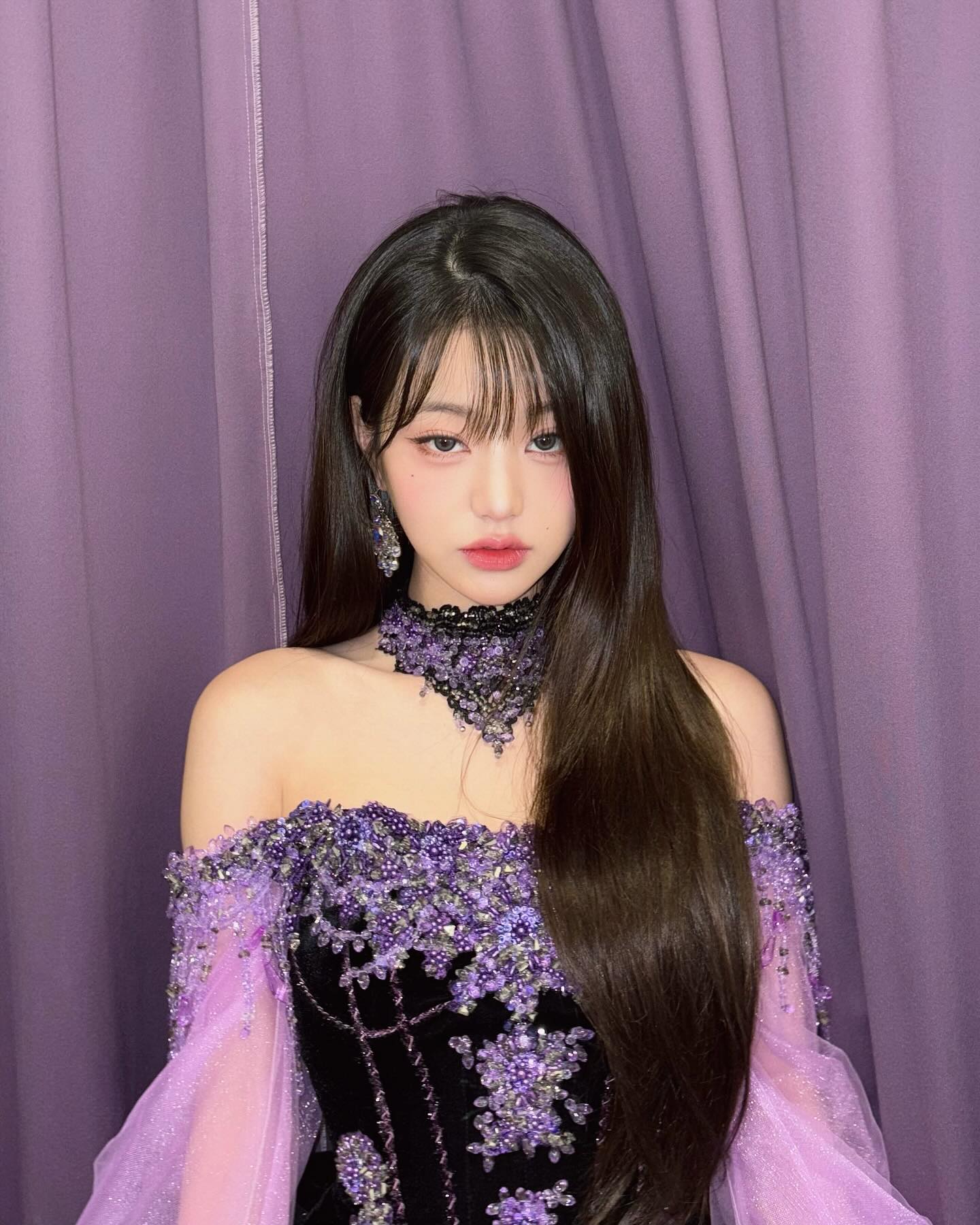 보랏빛 검정 란제리룩 아이브 장원영 매끈한 어깨 미모 - 인스타