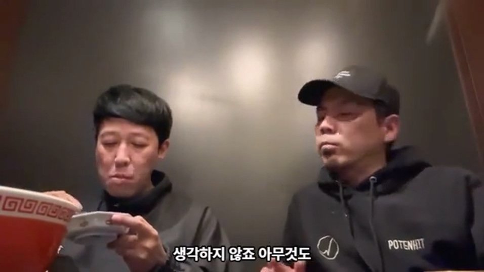 케이팝 걸그룹 콘서트를 보고 현타가 왔다는 일본 개그맨 둘
