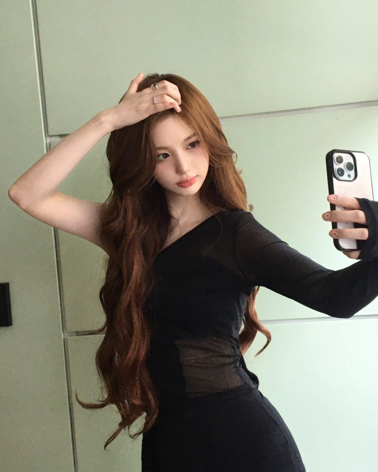 블랙 시스루 엔믹스 설윤...창문 틀에 걸터앉은 검스 허벅지