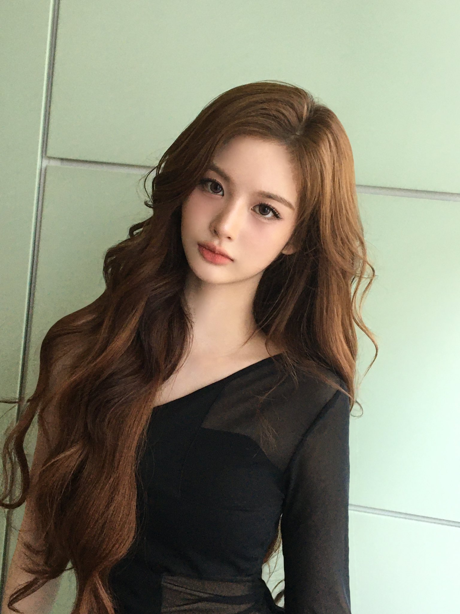 블랙 시스루 엔믹스 설윤...창문 틀에 걸터앉은 검스 허벅지