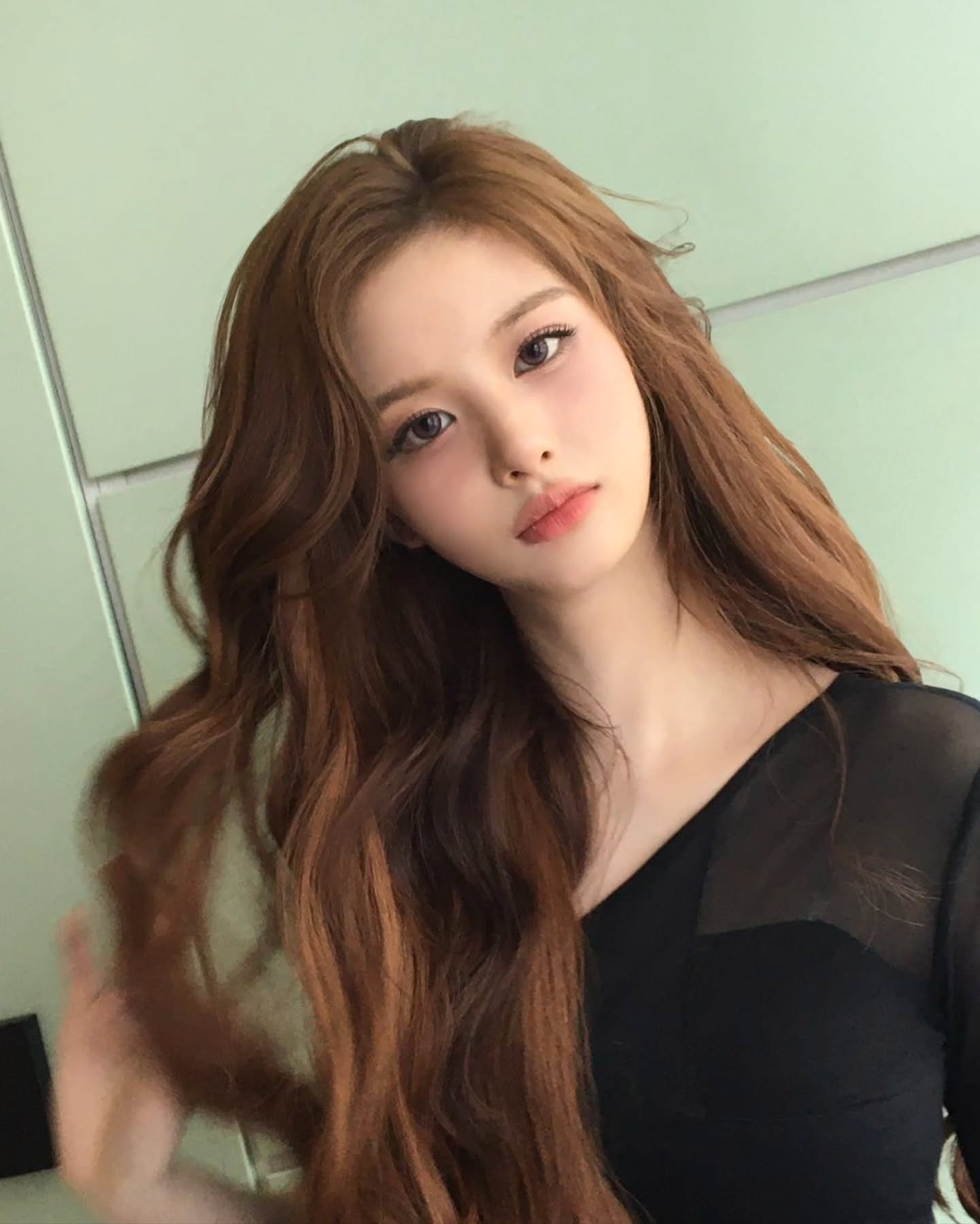 블랙 시스루 엔믹스 설윤...창문 틀에 걸터앉은 검스 허벅지