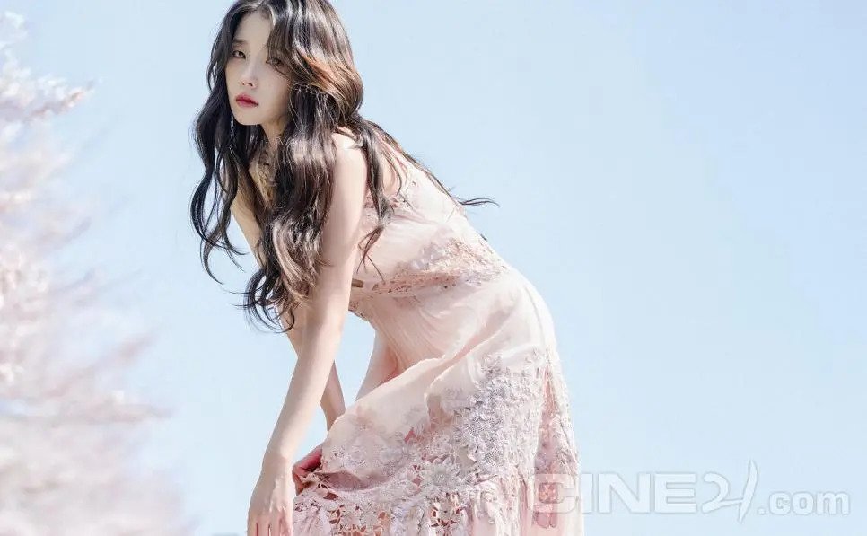 아이유 씨네21 화보