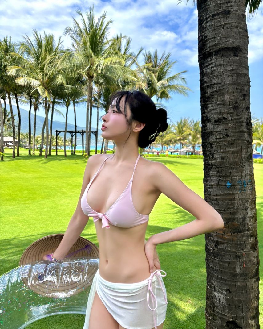 박근나 비키니.jpg