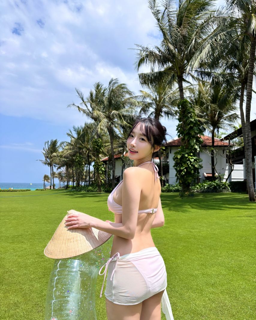 박근나 비키니.jpg