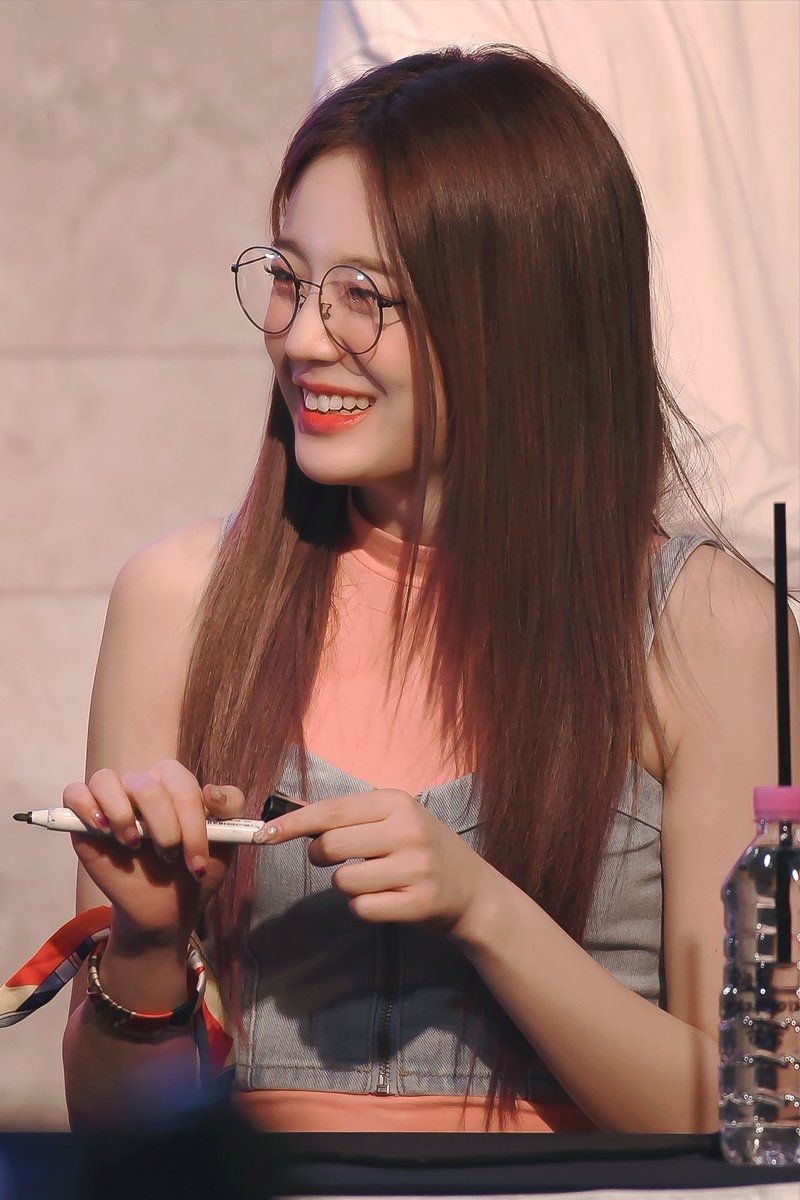 안경 쓴 장규리 미모