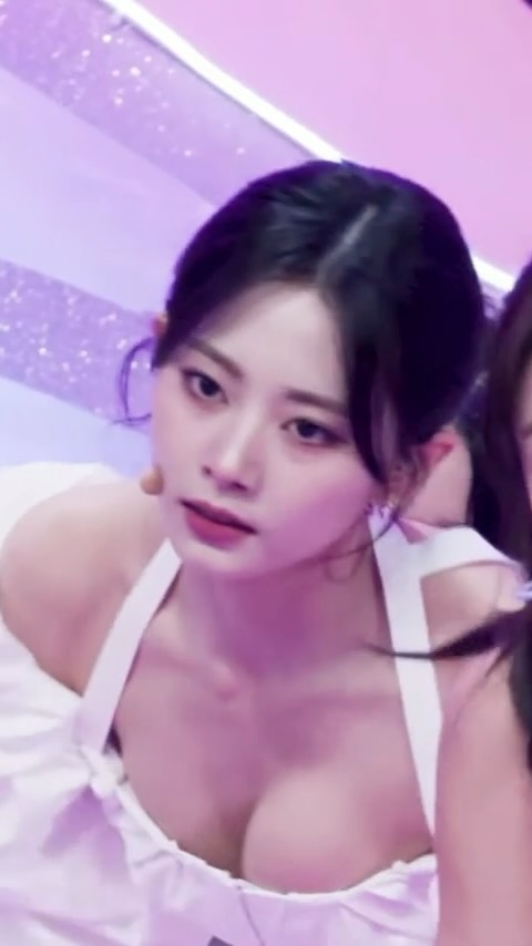 트와이스 올 화이트 의상 가슴골 파티