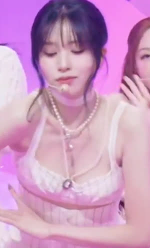 트와이스 올 화이트 의상 가슴골 파티