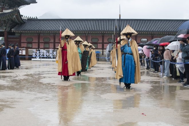 경복궁에서 외국인들 동양뽕 풀충전 해주는 것