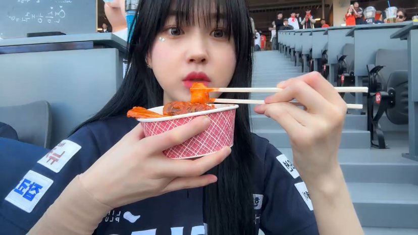 한화 유니폼입고 경기 직관하러 간 문월 (with 안겨)