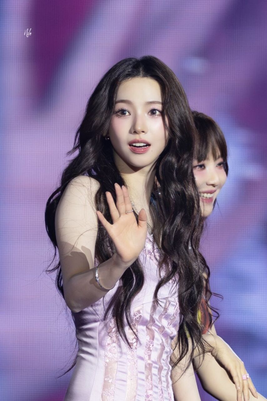 에스파 카리나 특이하고  섹시한 무늬 스타킹