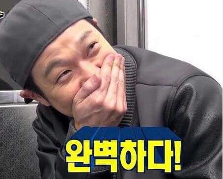 펑키한 검정 끈나시 입고 누은 안무...시그니처 지원