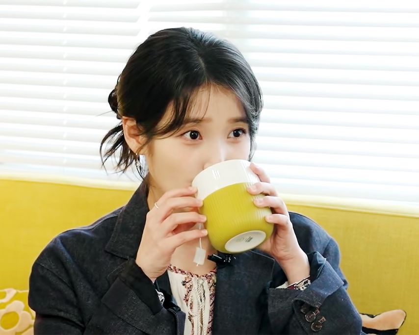 아이유, 처음 들려주는 이야기 백은하의 주고받고 . GIF