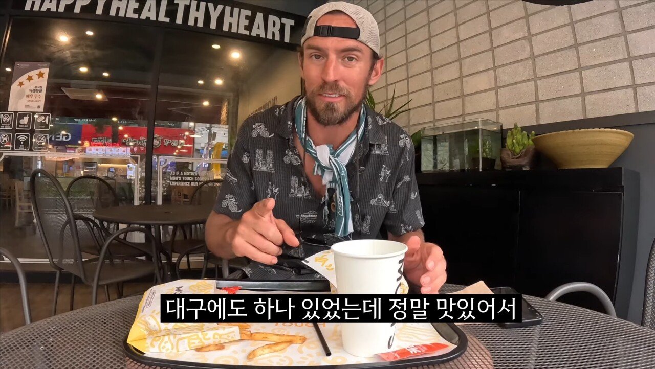 한국의 치킨 샌드위치를 극찬하는 미국인 유튜버