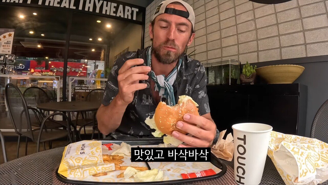 한국의 치킨 샌드위치를 극찬하는 미국인 유튜버