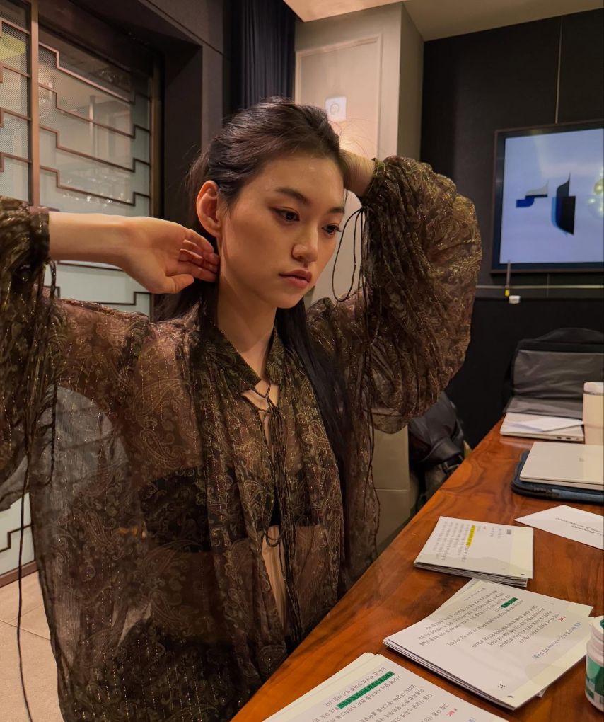 까만 브라가 훤히 비치는 시스루의상 김도연