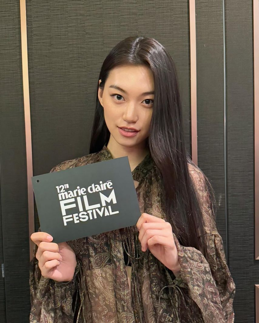 까만 브라가 훤히 비치는 시스루의상 김도연