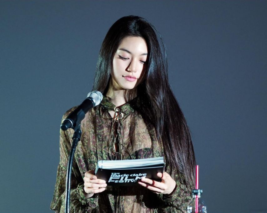 까만 브라가 훤히 비치는 시스루의상 김도연