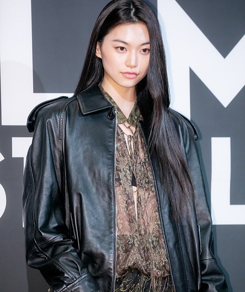 까만 브라가 훤히 비치는 시스루의상 김도연