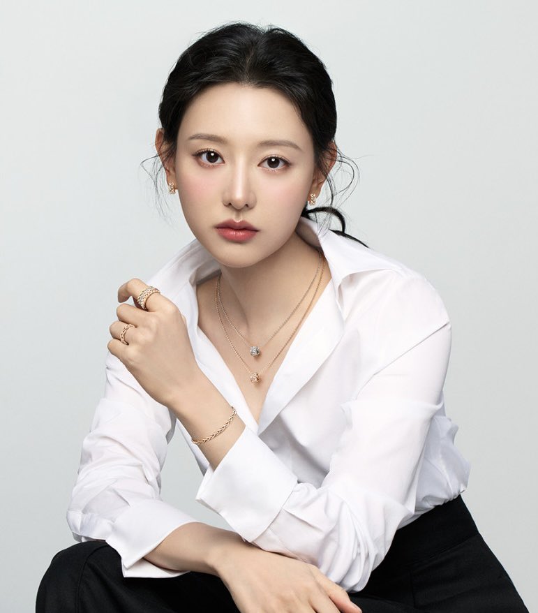 김지원 스톤헨지 새 화보.jpg