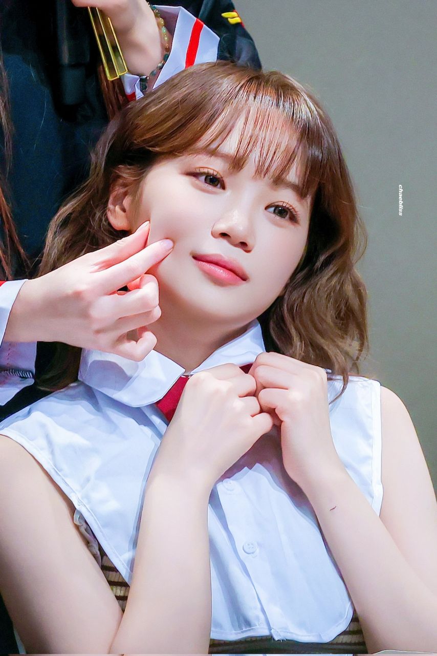 [르세라핌] 김채원 교복 볼살