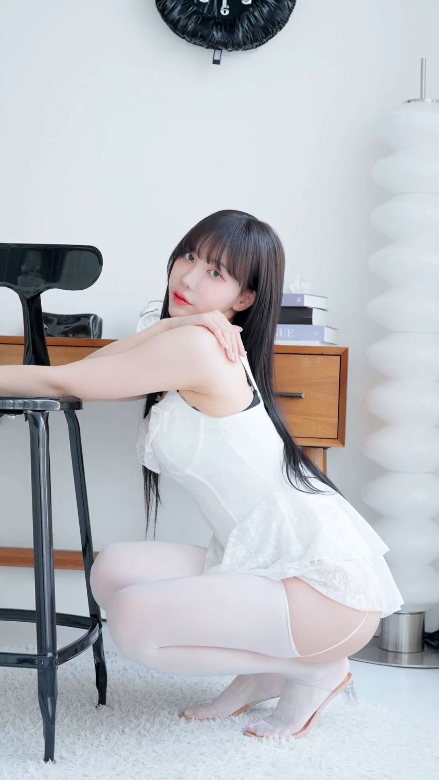 겨우디 뽀얀 피부와 어울리는 화이트 가터벨트.mp