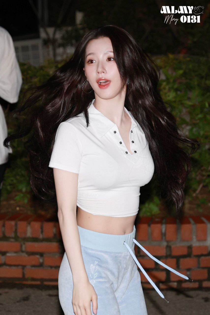 아이들 미연 셀카속 빛이나는 미모