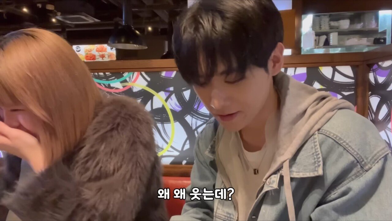 자꾸 이유없이 웃는 일본녀