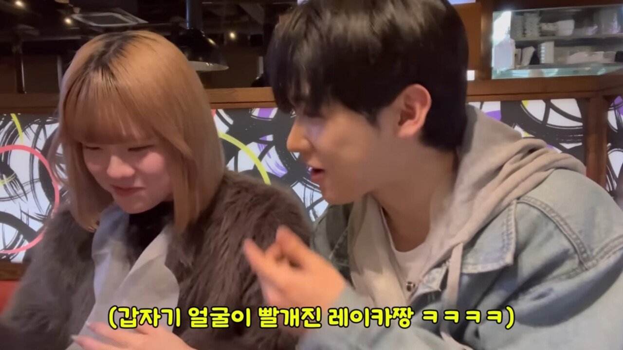 자꾸 이유없이 웃는 일본녀