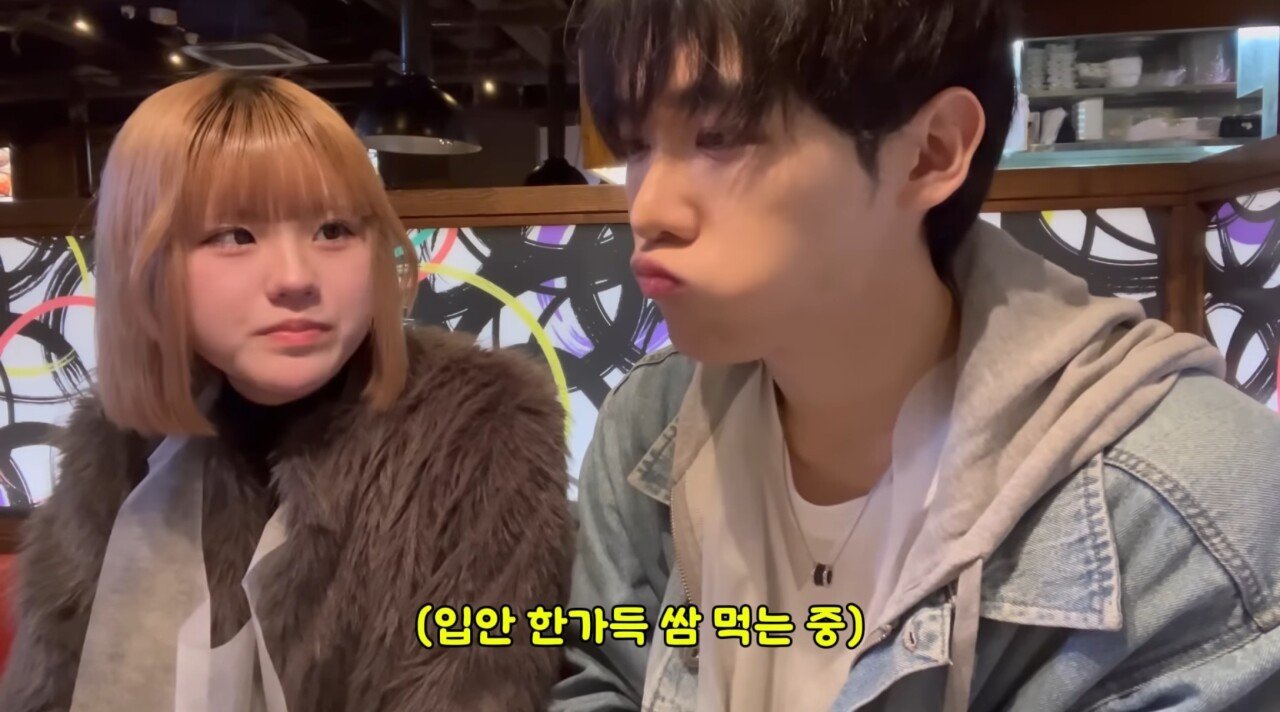 자꾸 이유없이 웃는 일본녀..