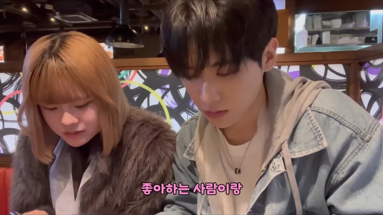 자꾸 이유없이 웃는 일본녀..