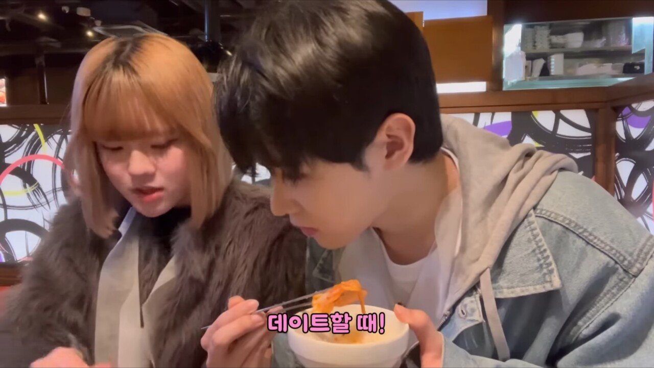 자꾸 이유없이 웃는 일본녀..