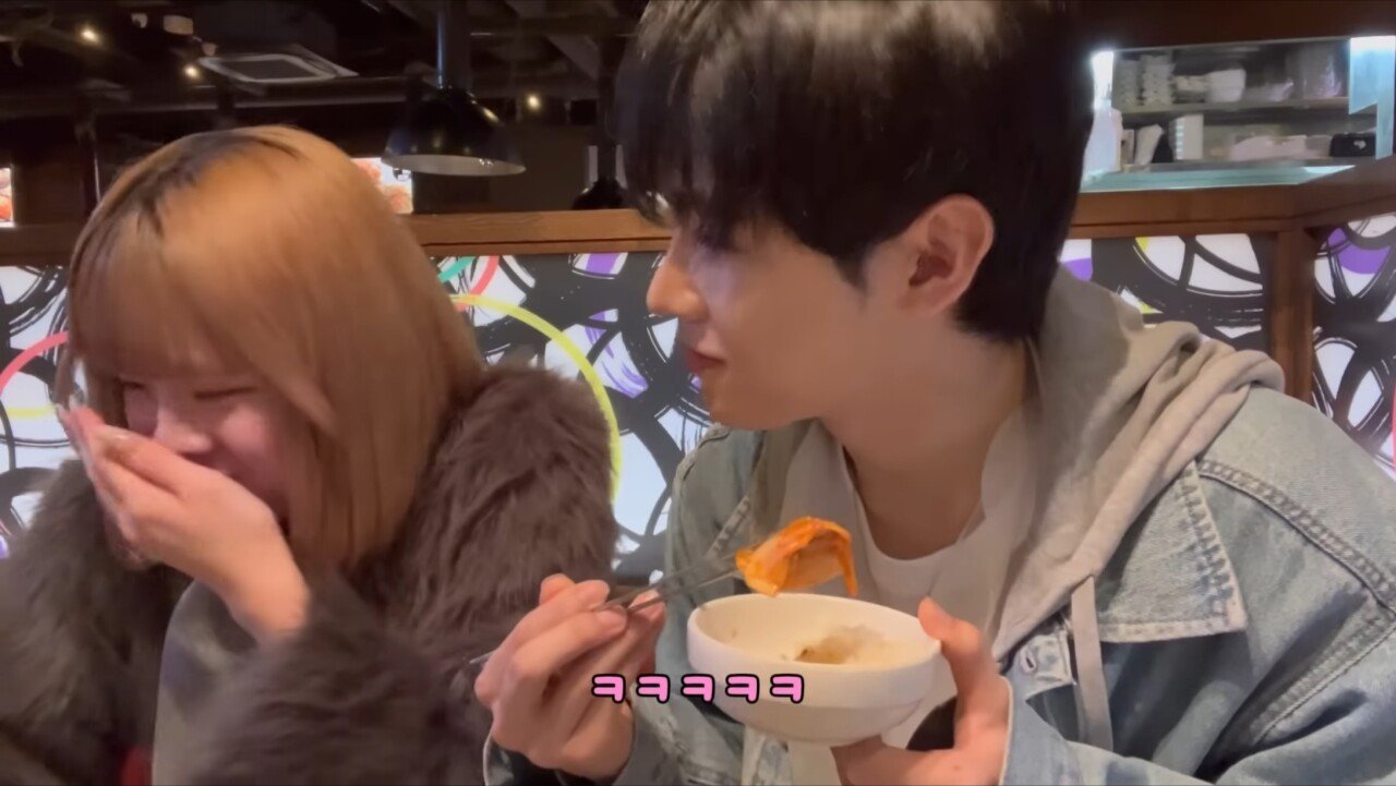 자꾸 이유없이 웃는 일본녀..