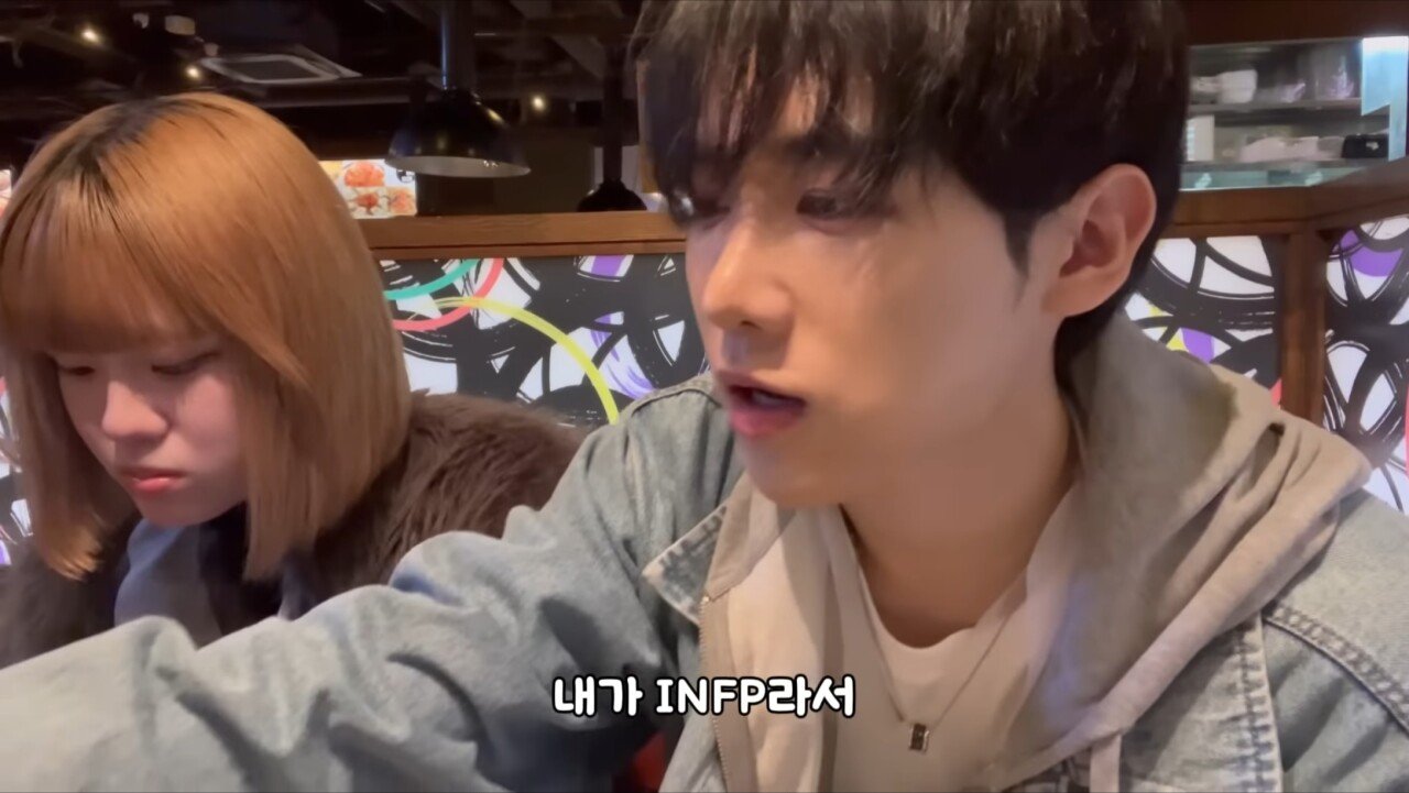 자꾸 이유없이 웃는 일본녀..