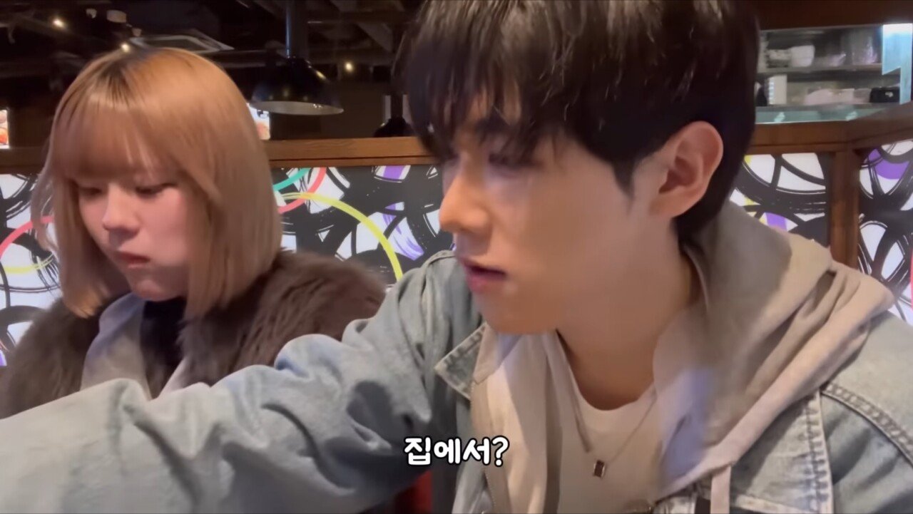 자꾸 이유없이 웃는 일본녀..