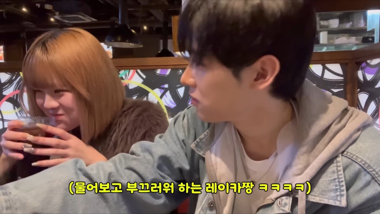 자꾸 이유없이 웃는 일본녀..