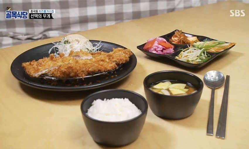 돈까스 백반이라기엔 부실한 상차림