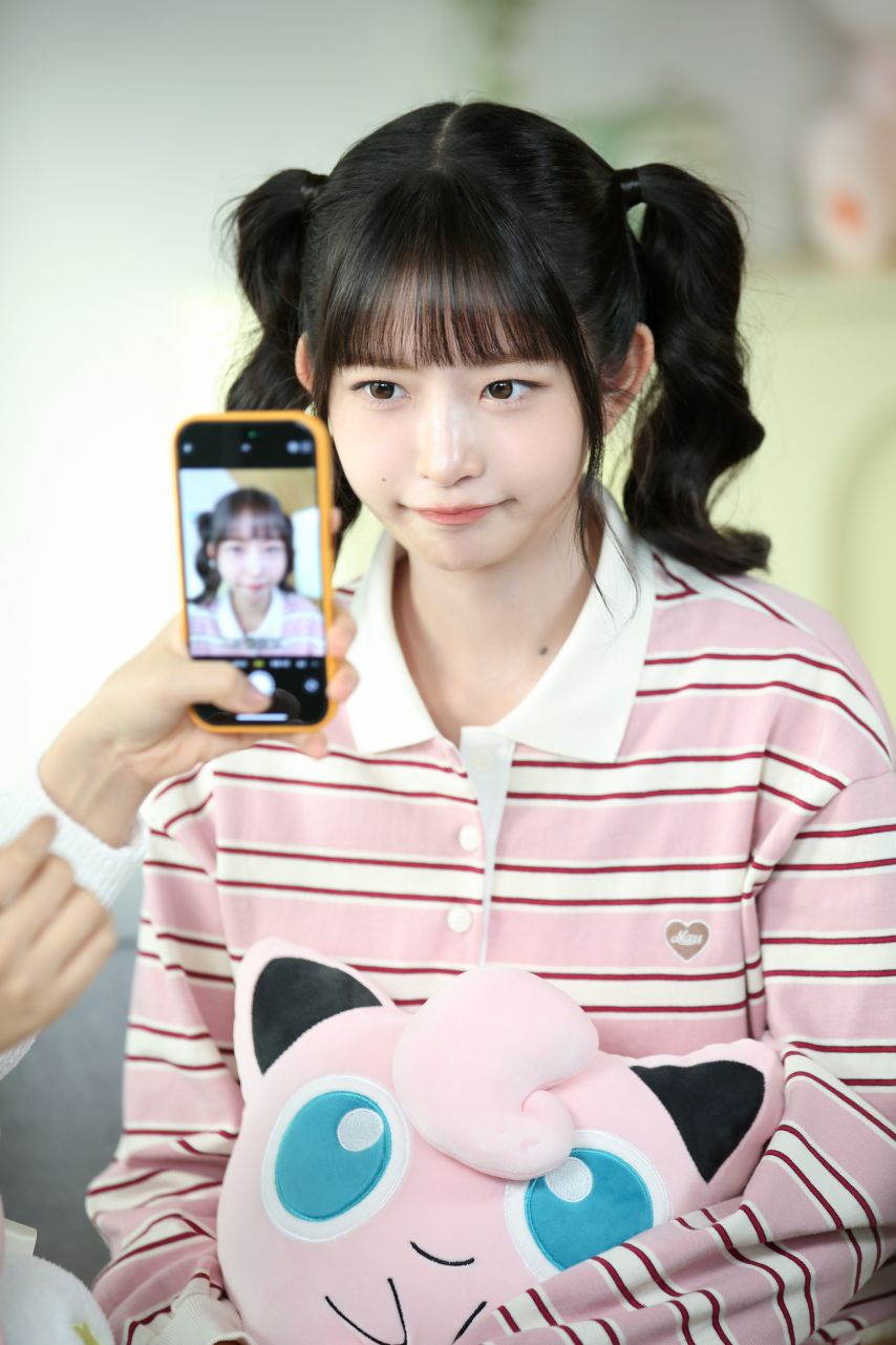 아이브 안유진, 레이 X ‘포켓몬 카드 게임 Pocket’ 광고 촬영 현장 비하인드