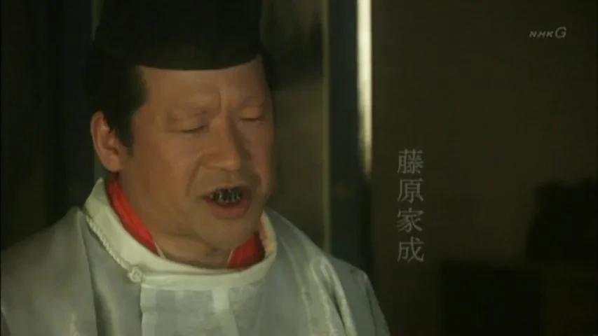 이빨을 까맣게 물들이는 일본 전통 메이크업