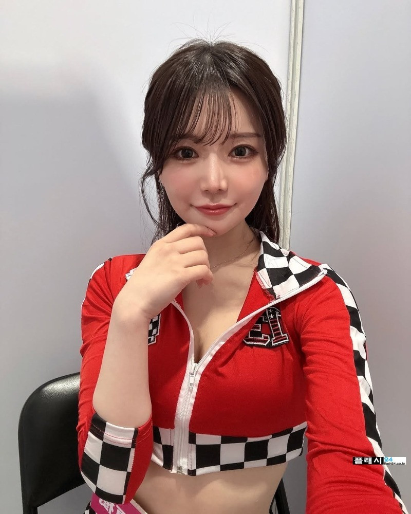 골반이 매력적이라는 아나운서 출신 와카 나츠키