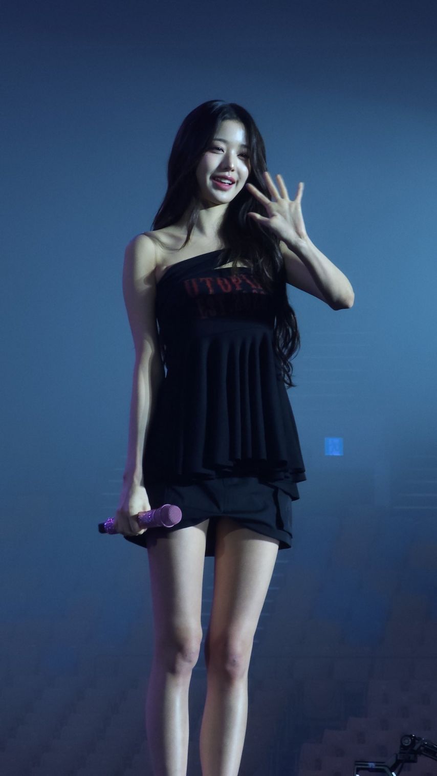 미모 기럭지 아이브 장원영 밑에서 찍은 검정초미니 각선미