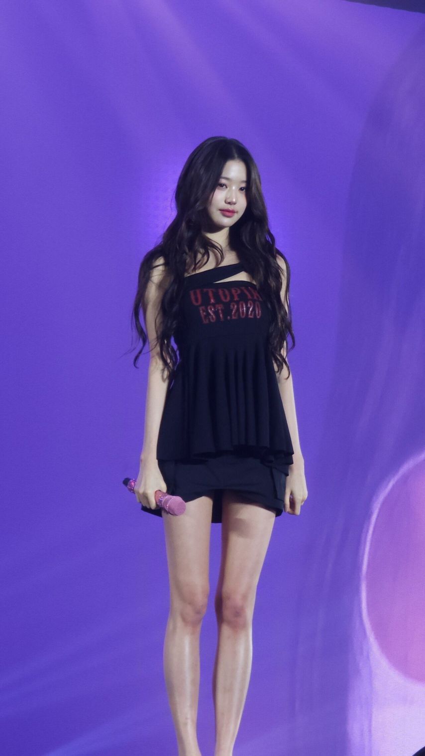 미모 기럭지 아이브 장원영 밑에서 찍은 검정초미니 각선미