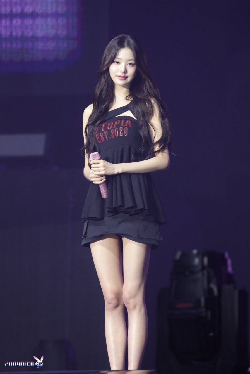 미모 기럭지 아이브 장원영 밑에서 찍은 검정초미니 각선미