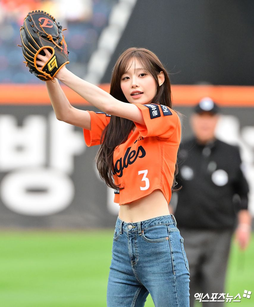 한화 경기 애국가 제창 & 시구하는 츄 청바지 골반 엉덩이핏