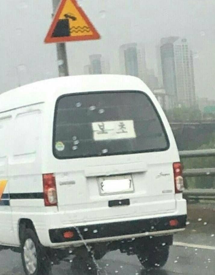 도로에서 무조건 피해야 하는 차들..
