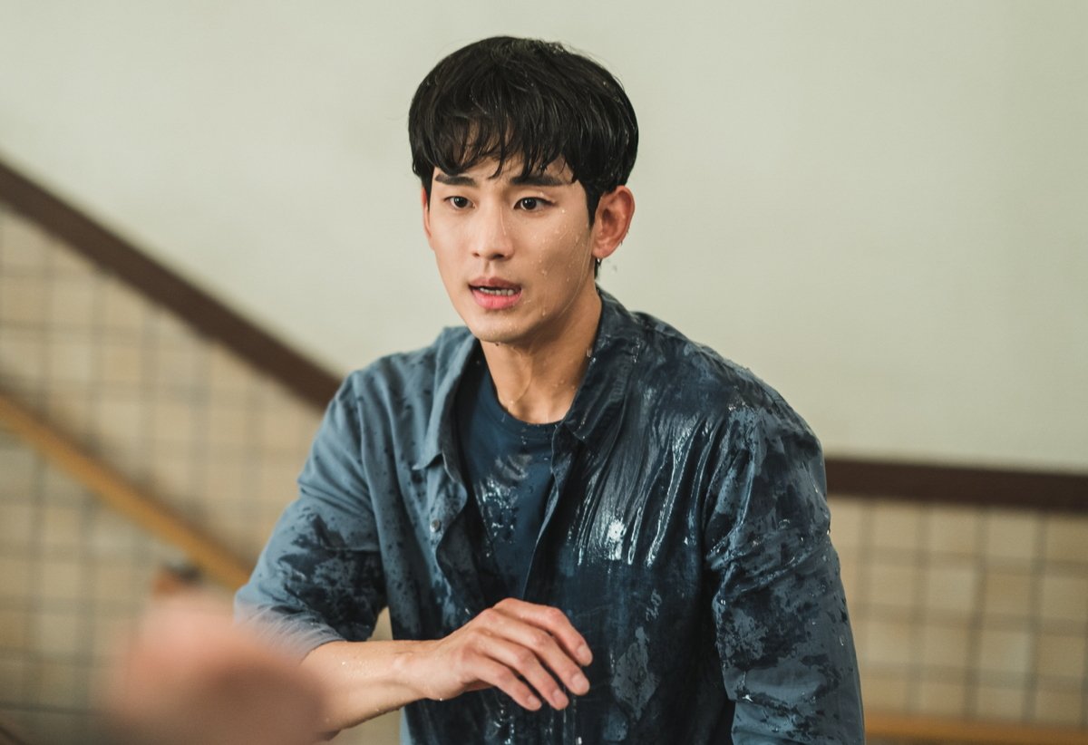 김수현을 향한 비난, 왜 ‘집단 광기’가 됐나