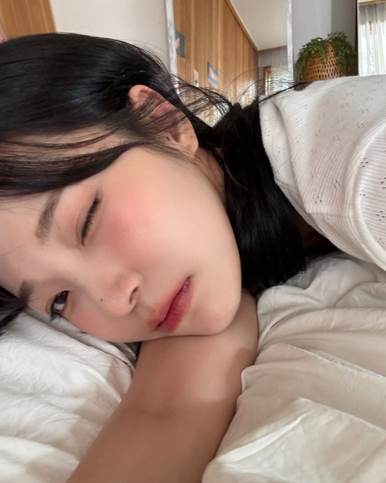 침대에 누워서 바라보는 여친모드 프로미스나인 백지헌