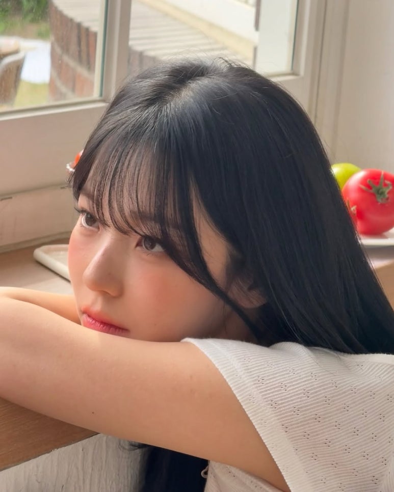 침대에 누워서 바라보는 여친모드 프로미스나인 백지헌
