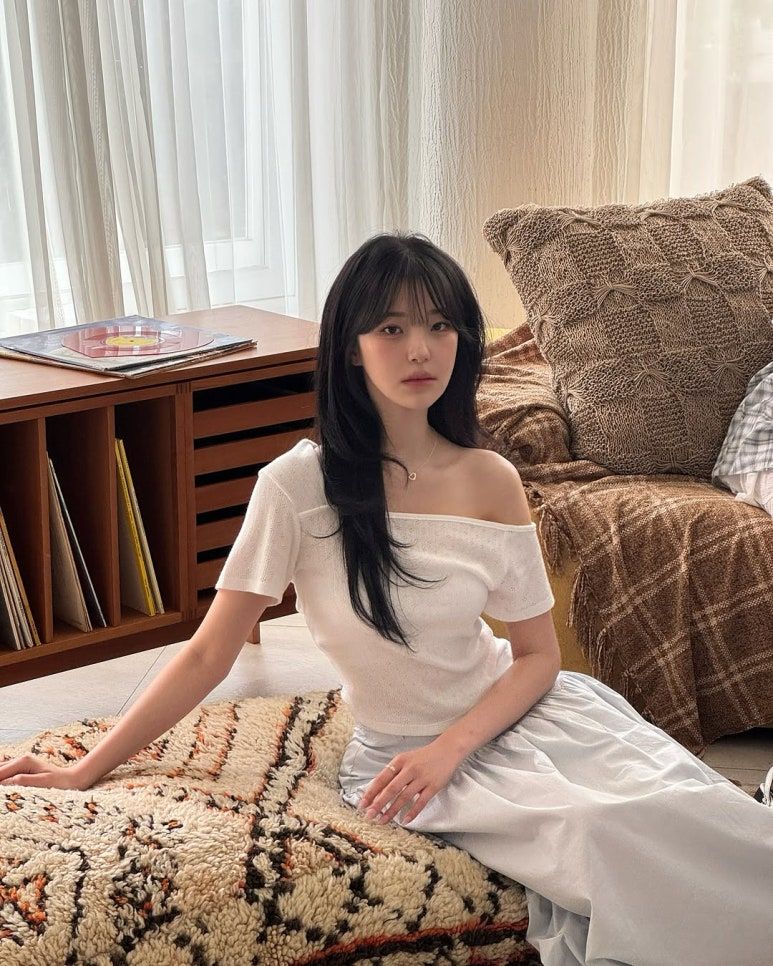 침대에 누워서 바라보는 여친모드 프로미스나인 백지헌