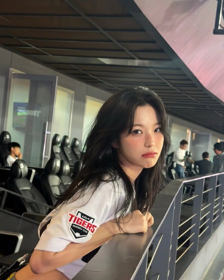 침대에 누워서 바라보는 여친모드 프로미스나인 백지헌